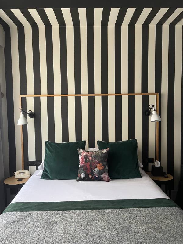 chambre hôtel décoration tapisserie rayures noire blanc