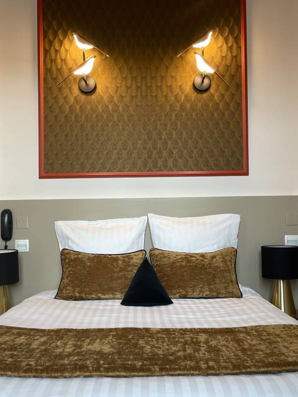 décoration hôtel chambre hôtellerie chambre noire et dorée