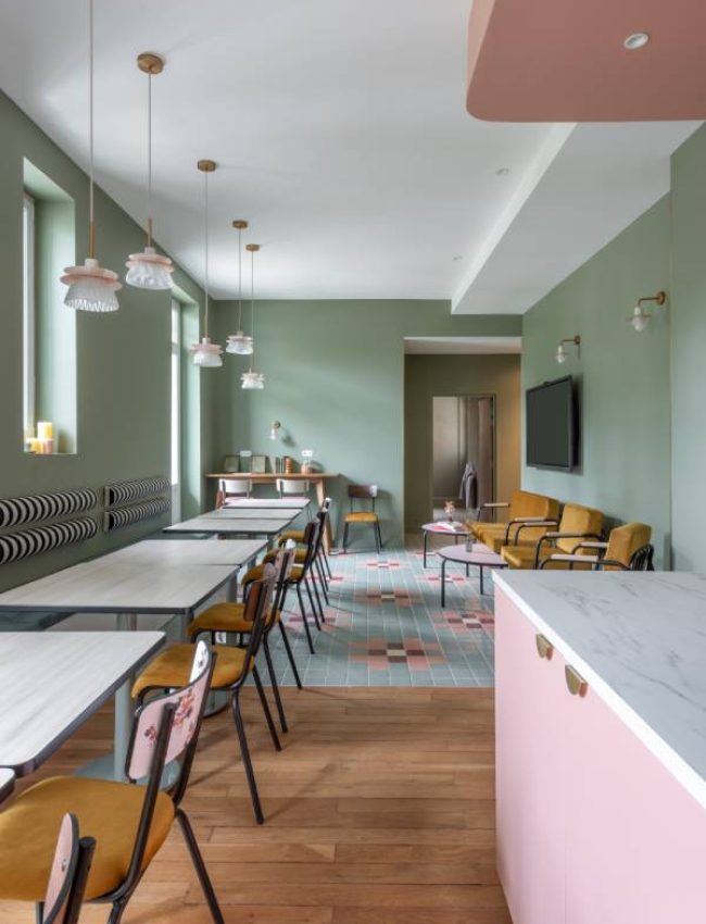 salle à manger rose vert banquette table cuisine petit déjeuner hôtel
